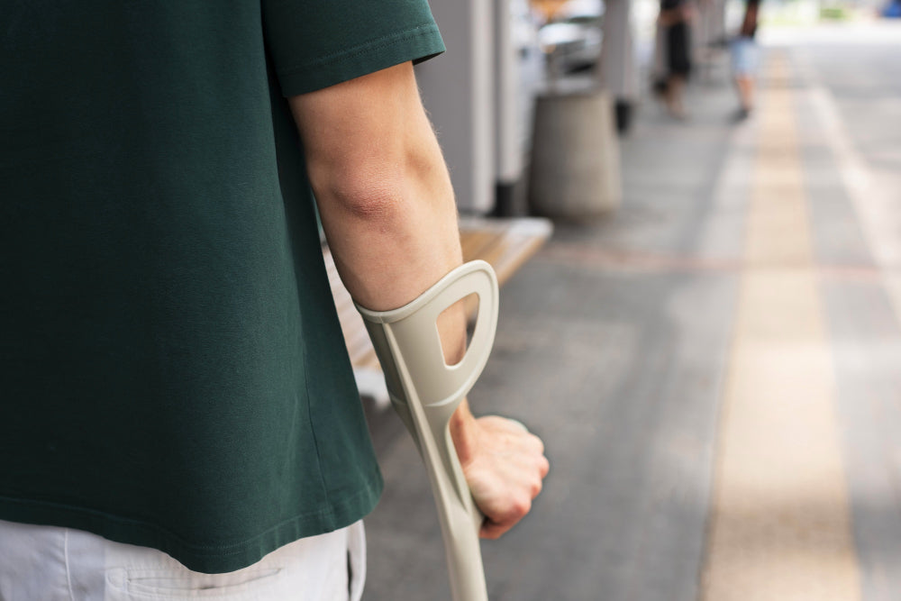 Comment marcher avec des béquilles sans se fatiguer ?